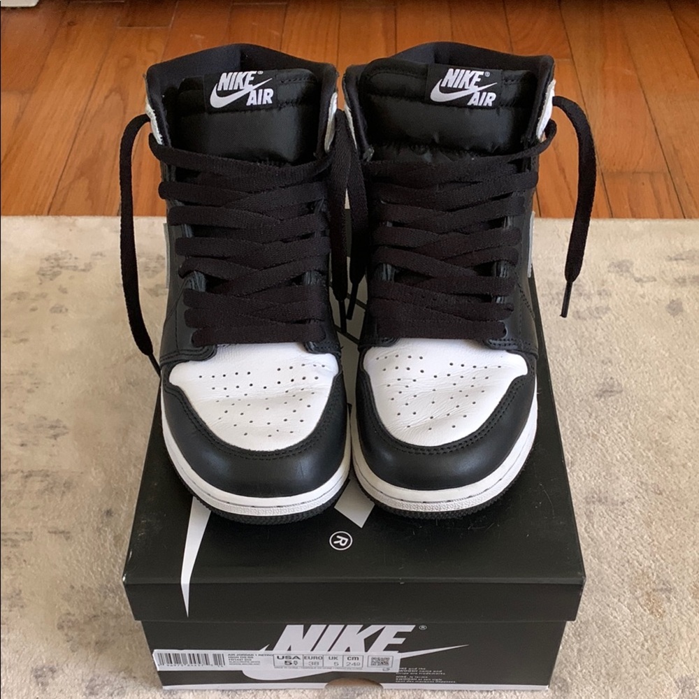 AIR JORDAN 1 RETRO Nike Black and White High-Top Sneakers